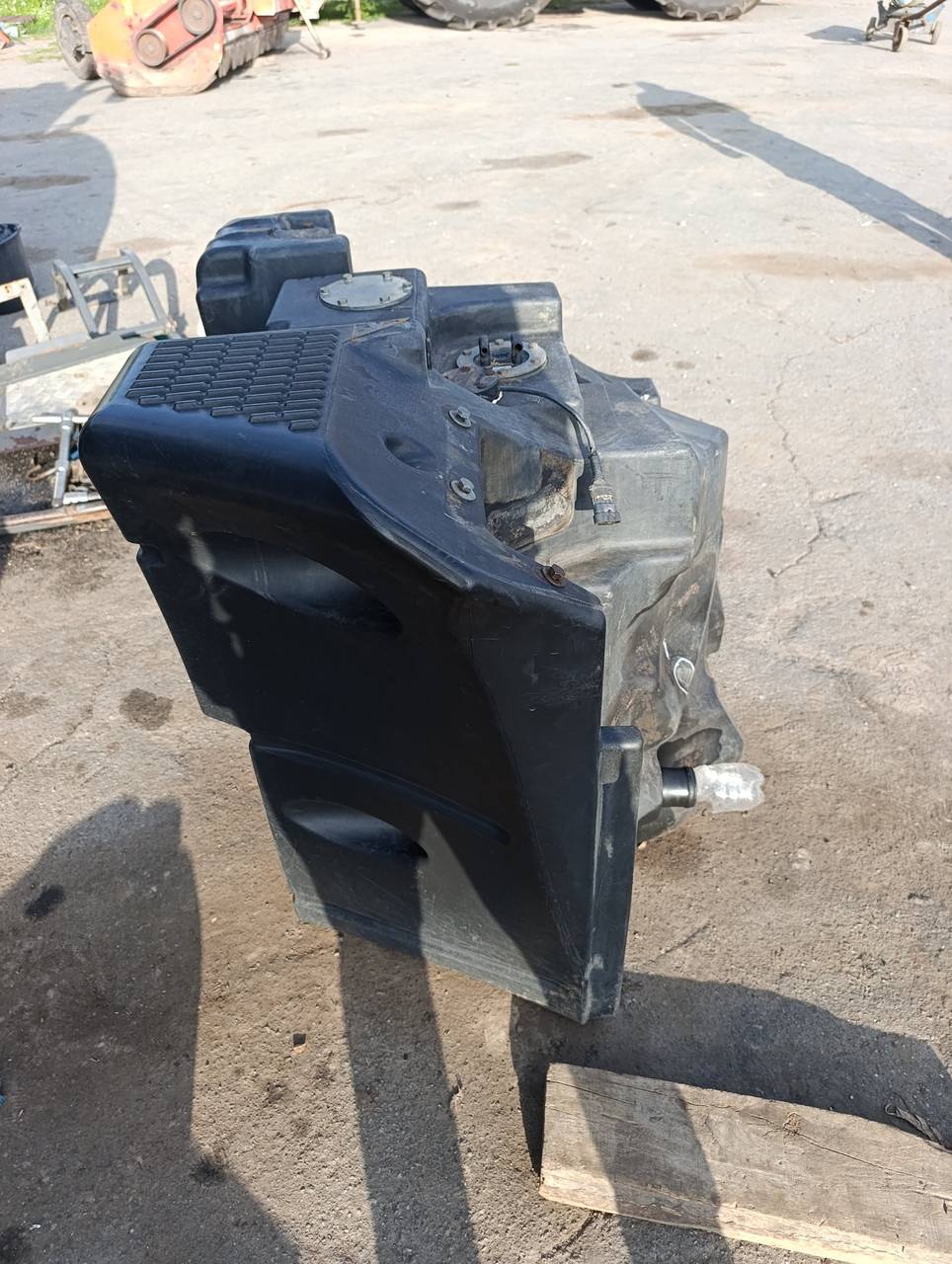 Foto 7 der Reparatur — Kraftstofftank-Reparatur Fendt 936 — Beschädigter Befestigungspunkt