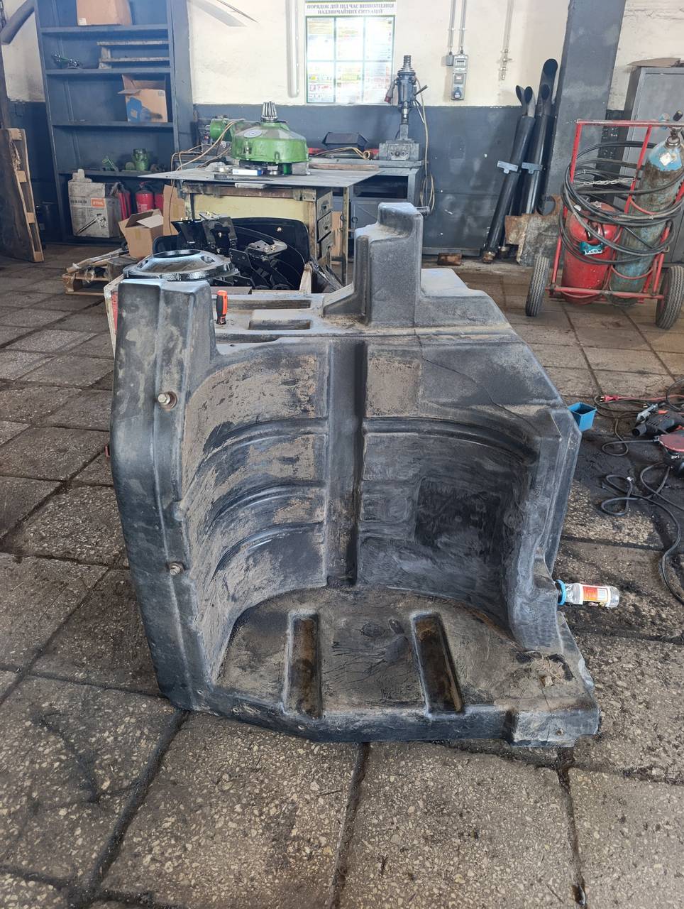 Foto 9 der Reparatur — Kraftstofftank-Reparatur Case 340 — Tank durchgebrannt