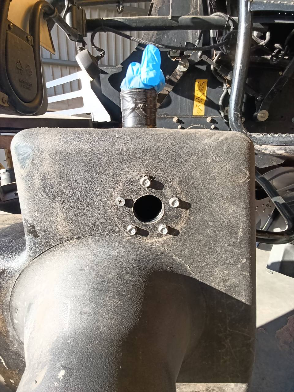 Foto 8 der Reparatur — Kraftstofftank-Reparatur New Holland 9080