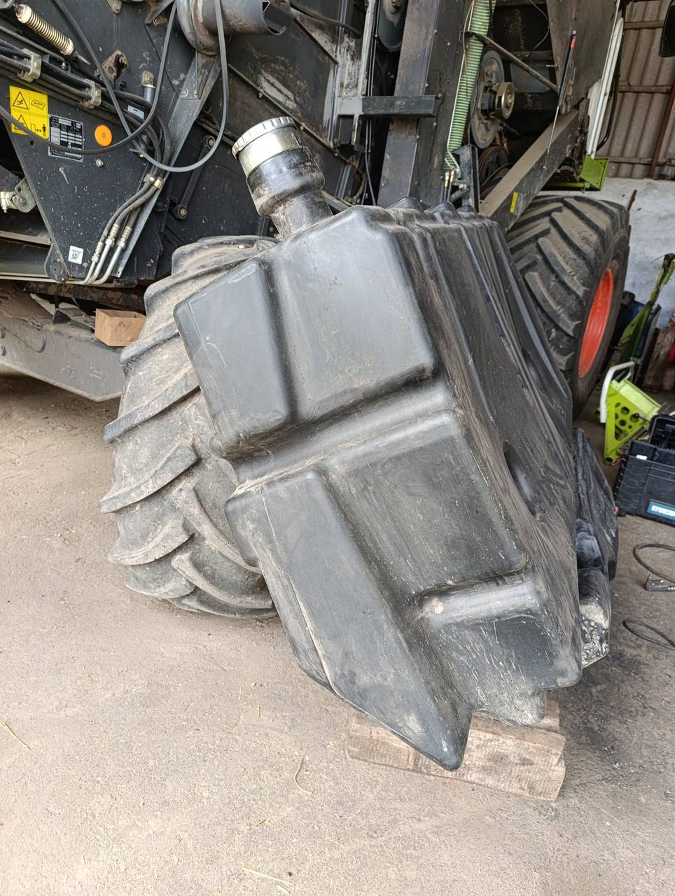 Foto 15 der Reparatur — Kraftstofftank-Reparatur Claas Lexion — Riss
