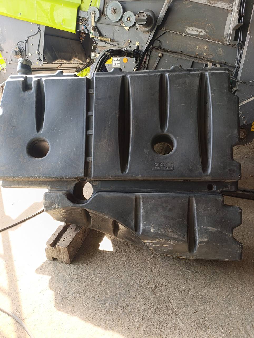 Foto 5 der Reparatur — Kraftstofftank-Reparatur Claas Lexion — Riss