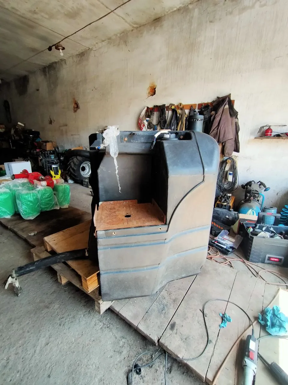 Foto 13 der Reparatur — Kraftstofftank-Reparatur New Holland T8.390