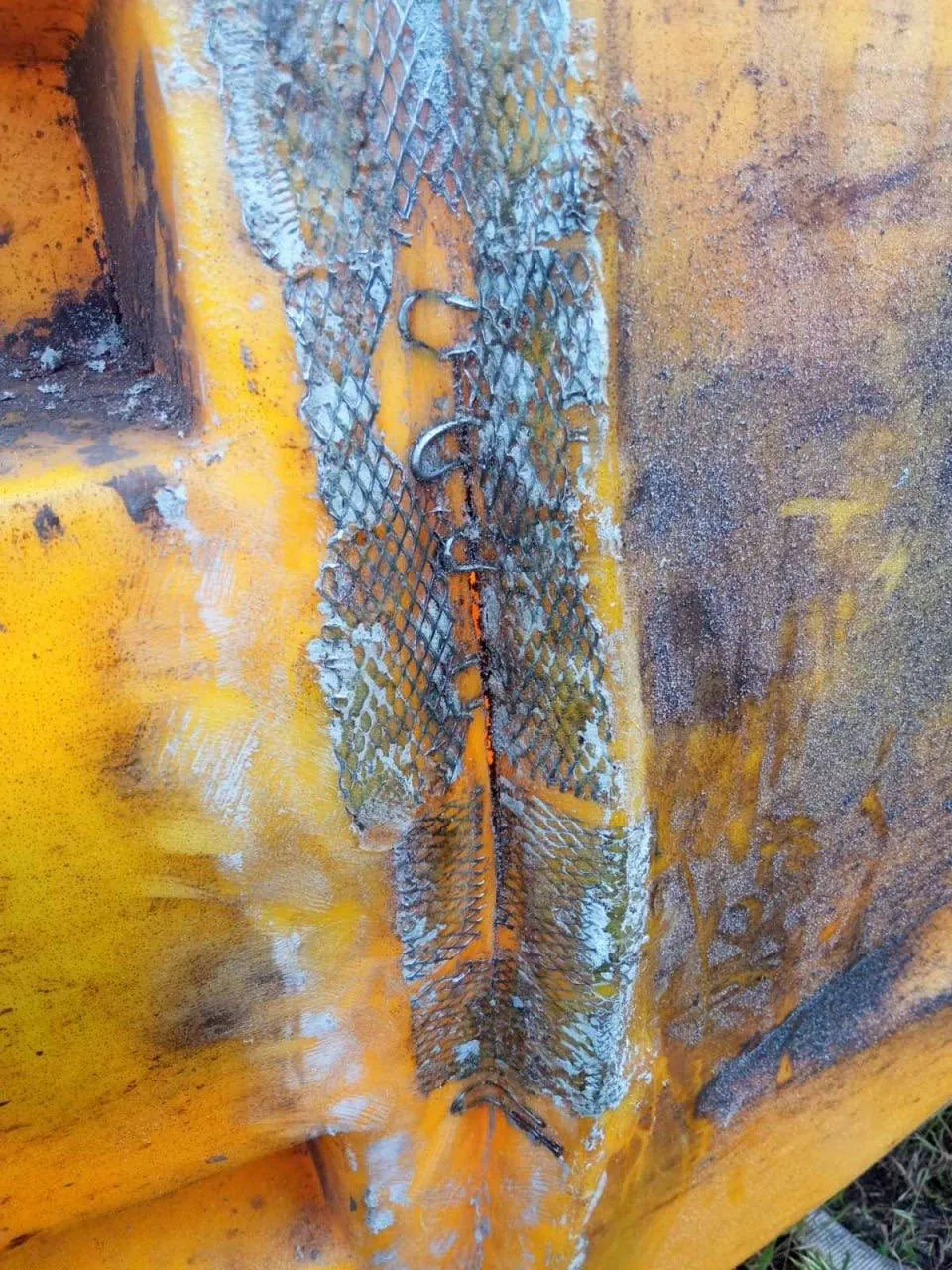 Foto 3 der Reparatur — Spritzentank-Reparatur an der Anbauspritze — Mai 2023