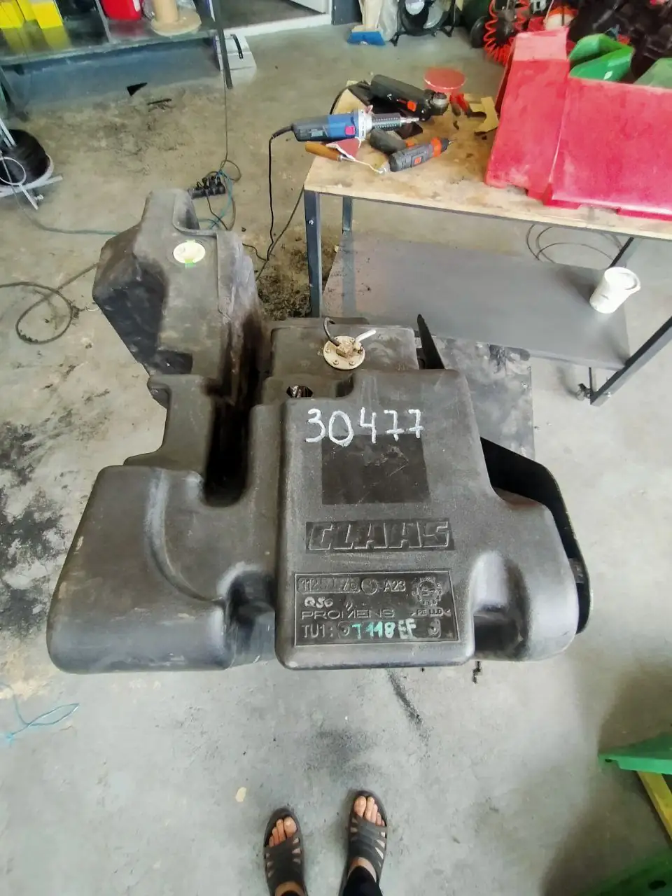 Foto 15 der Reparatur — Kraftstofftank-Reparatur Claas Axion 940