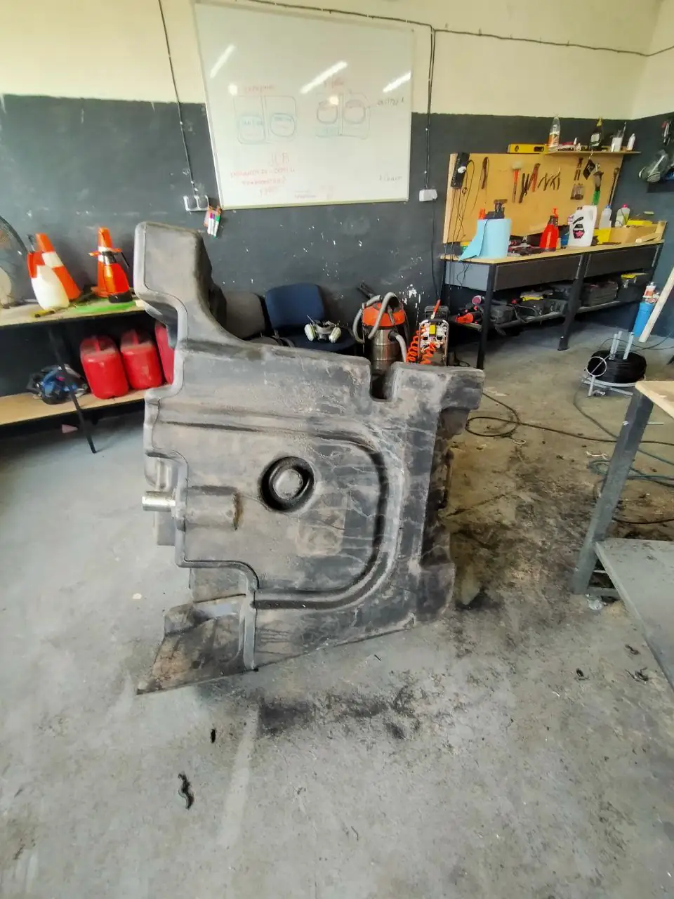 Foto 4 der Reparatur — Kraftstofftank-Reparatur Claas Axion 940