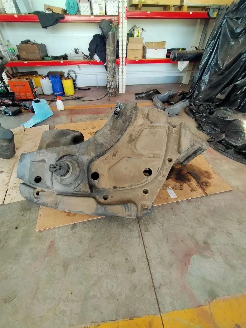 Foto 11 der Reparatur — Kraftstofftank-Reparatur Challenger 865 B