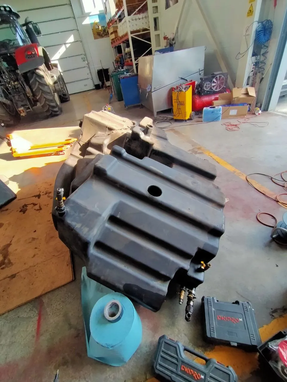 Foto 18 der Reparatur — Kraftstofftank-Reparatur Challenger 865 B