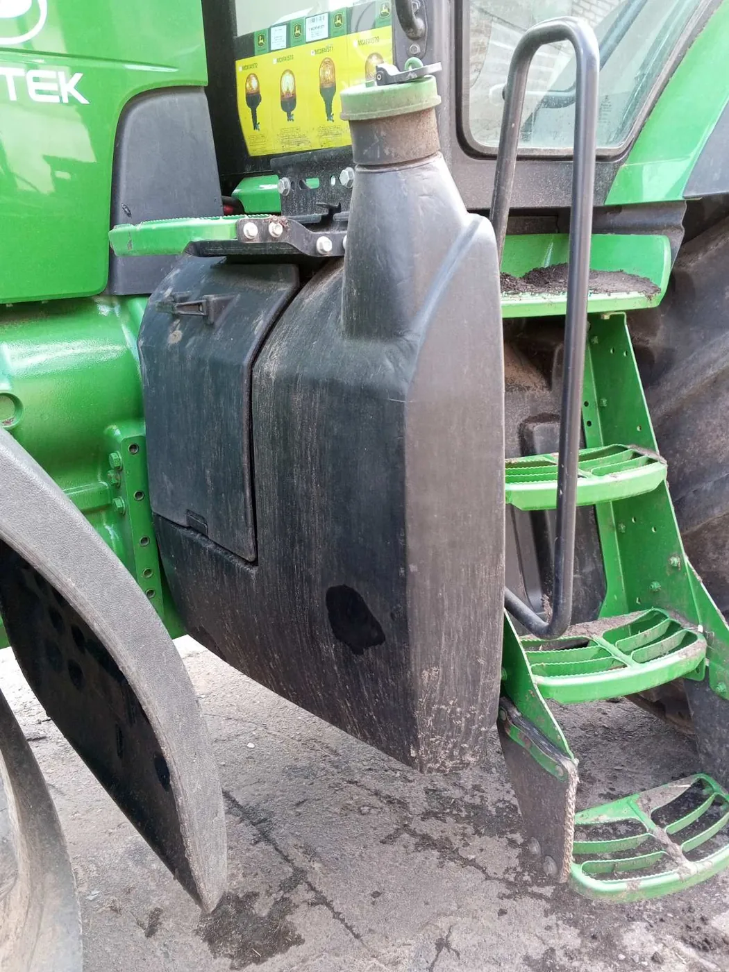 Foto 1 der Reparatur — Kraftstofftank-Reparatur John Deere 8430 — Durchschlag