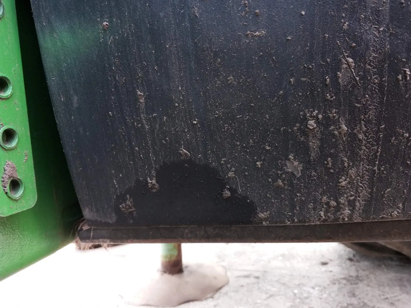 Foto 2 der Reparatur — Kraftstofftank-Reparatur John Deere 8430 — Durchschlag