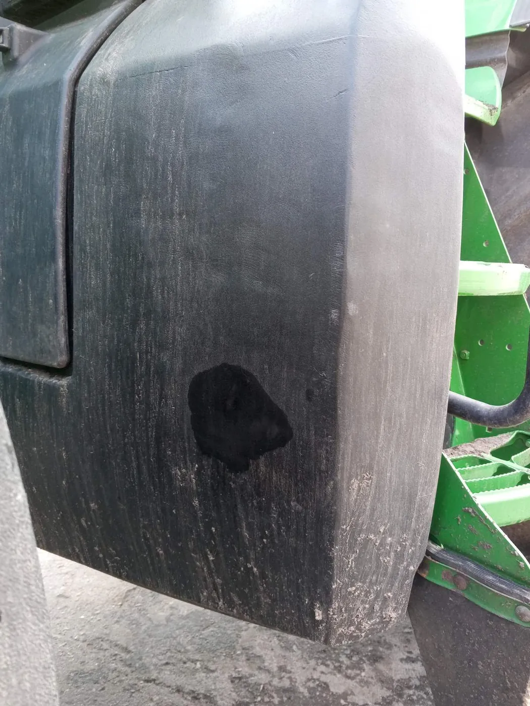 Foto 3 der Reparatur — Kraftstofftank-Reparatur John Deere 8430 — Durchschlag