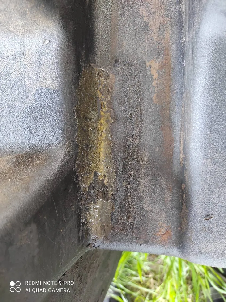 Foto 1 der Reparatur — Kraftstofftank-Reparatur New Holland CX6090 — Scheuerstelle am Befestigungspunkt