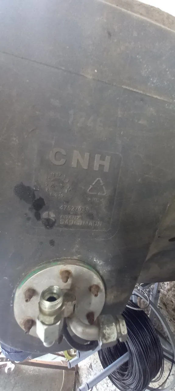 Foto 3 der Reparatur — Kraftstofftank-Reparatur New Holland CX6090 — Scheuerstelle am Befestigungspunkt