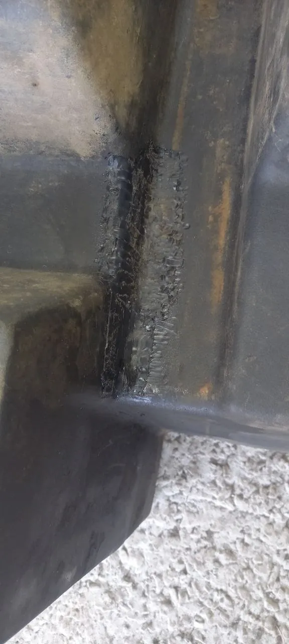 Foto 9 der Reparatur — Kraftstofftank-Reparatur New Holland CX6090 — Scheuerstelle am Befestigungspunkt