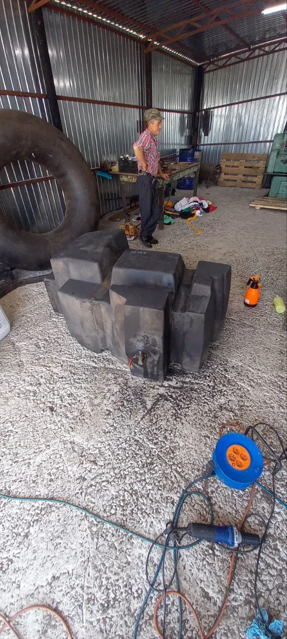 Foto 10 der Reparatur — Kraftstofftank-Reparatur New Holland CX6090 — Scheuerstelle am Befestigungspunkt