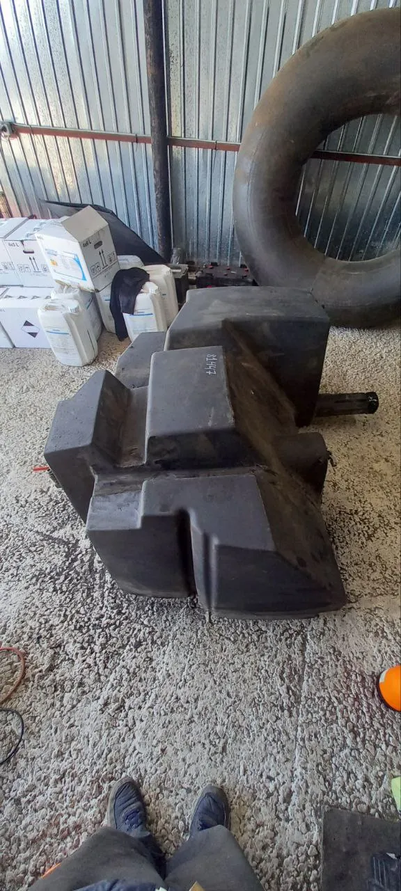 Foto 11 der Reparatur — Kraftstofftank-Reparatur New Holland CX6090 — Scheuerstelle am Befestigungspunkt