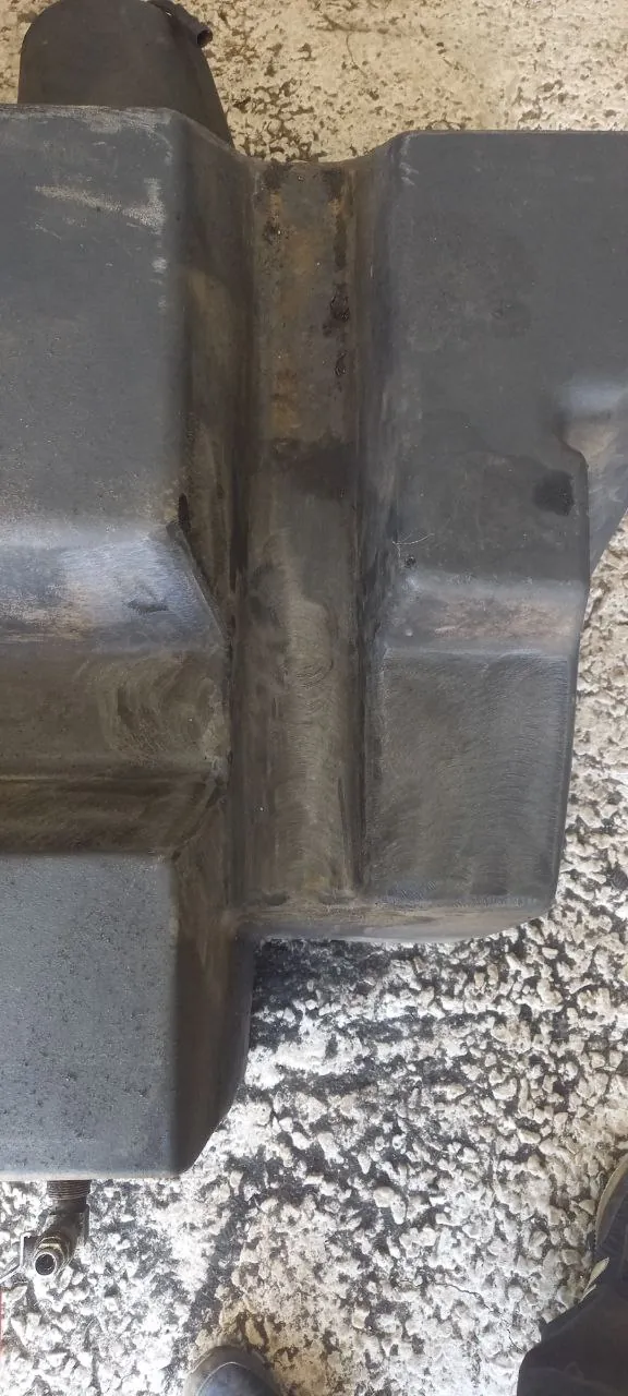 Foto 12 der Reparatur — Kraftstofftank-Reparatur New Holland CX6090 — Scheuerstelle am Befestigungspunkt
