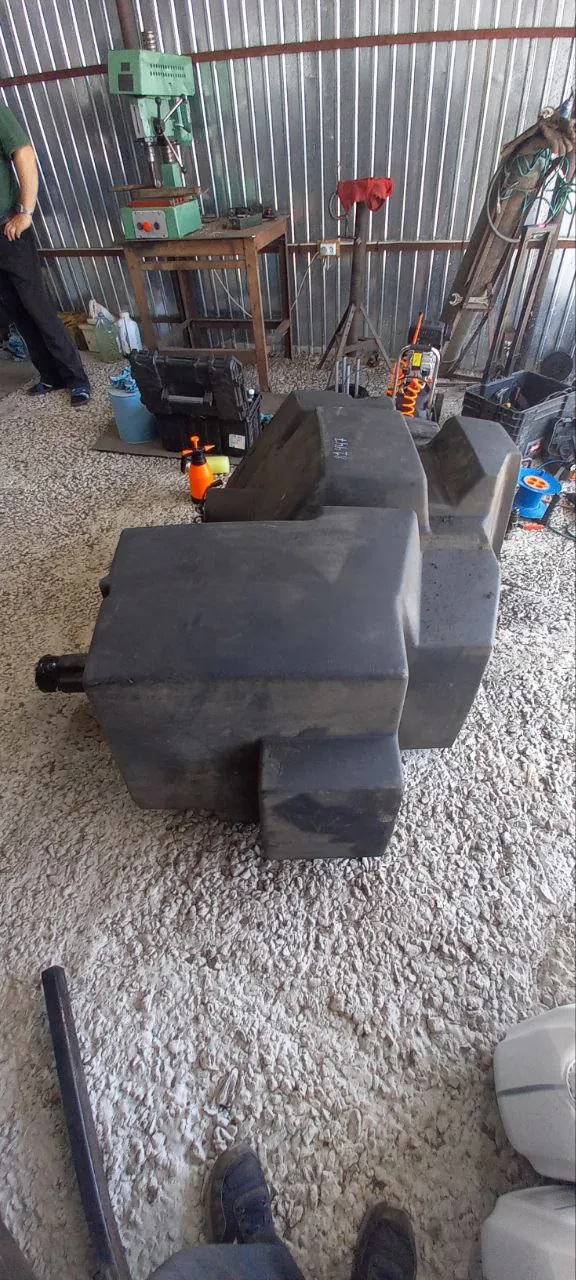 Foto 14 der Reparatur — Kraftstofftank-Reparatur New Holland CX6090 — Scheuerstelle am Befestigungspunkt
