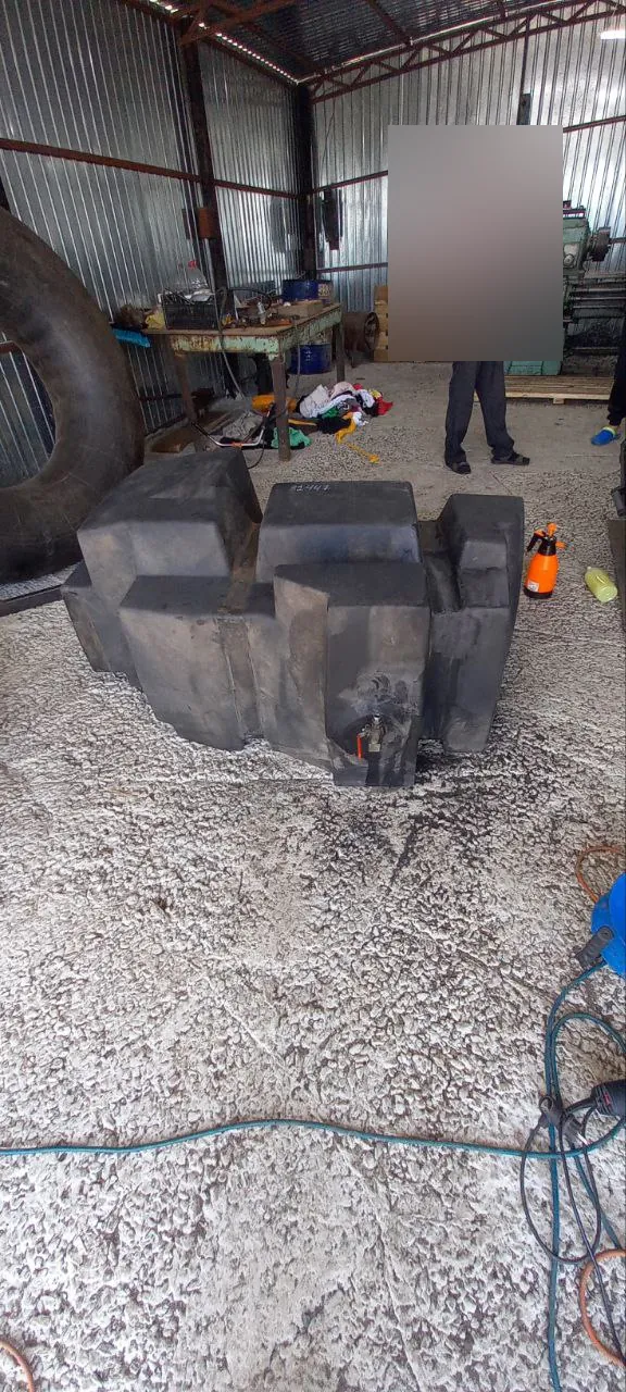 Foto 15 der Reparatur — Kraftstofftank-Reparatur New Holland CX6090 — Scheuerstelle am Befestigungspunkt