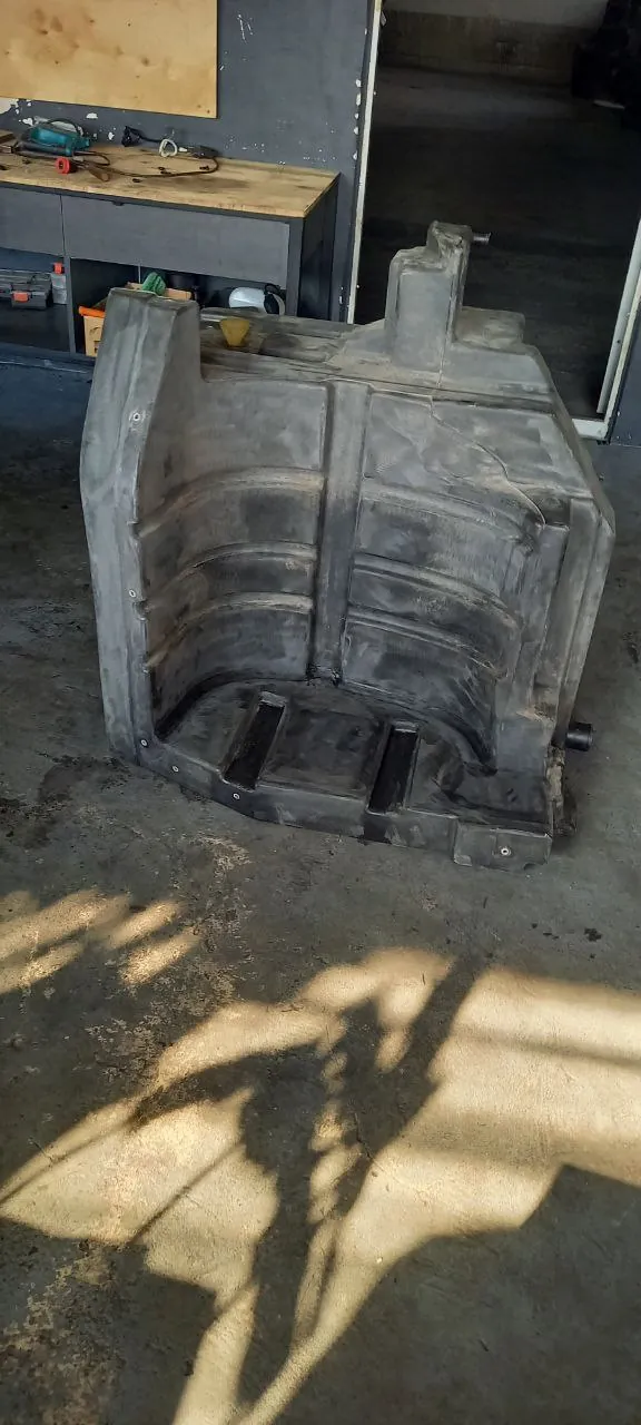 Foto 1 der Reparatur — Kraftstofftank-Reparatur Case 340 — Riss im Bereich des Auspuffs