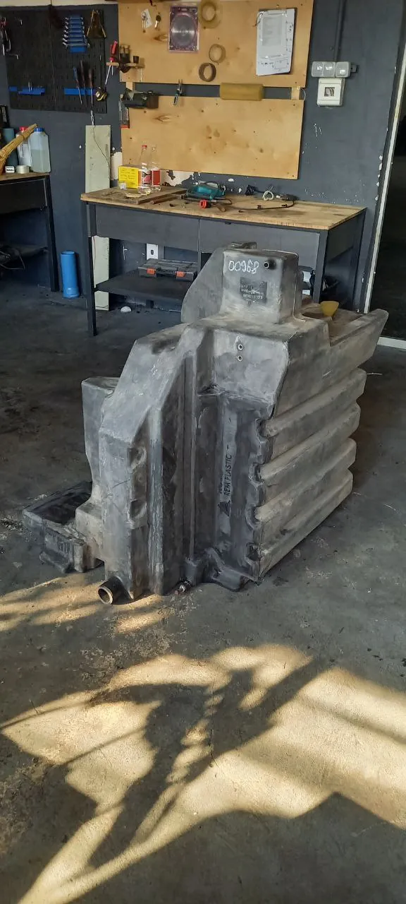 Foto 6 der Reparatur — Kraftstofftank-Reparatur Case 340 — Riss im Bereich des Auspuffs
