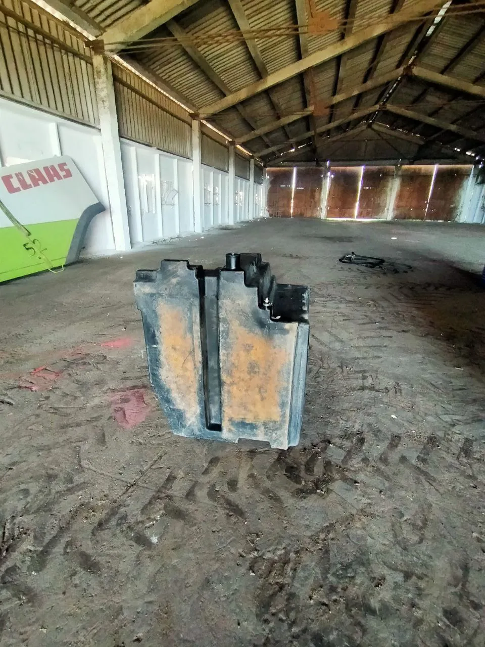 Foto 1 der Reparatur — Kraftstofftank-Reparatur Case 340 — Beschädigter Befestigungspunkt