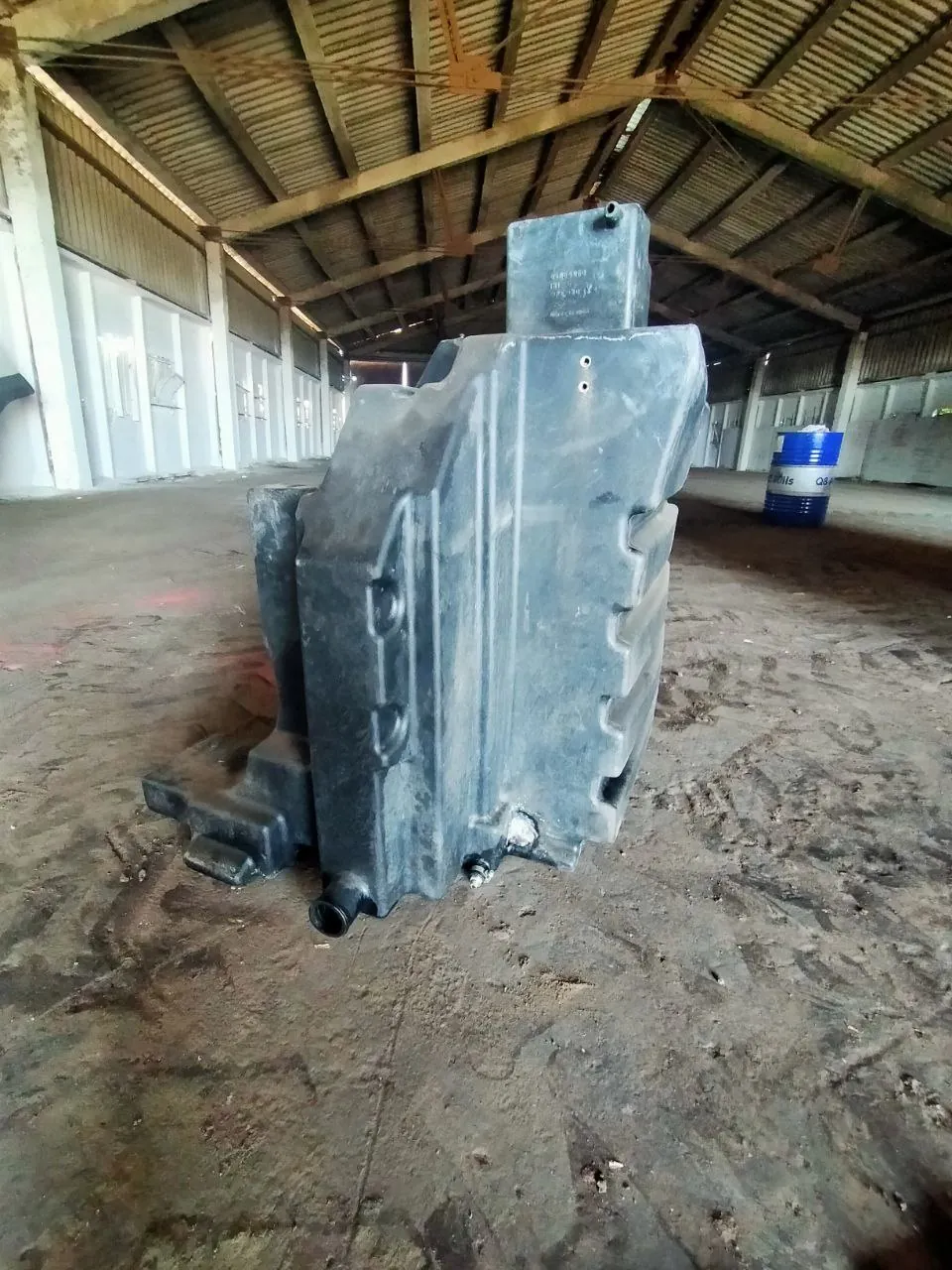 Foto 3 der Reparatur — Kraftstofftank-Reparatur Case 340 — Beschädigter Befestigungspunkt