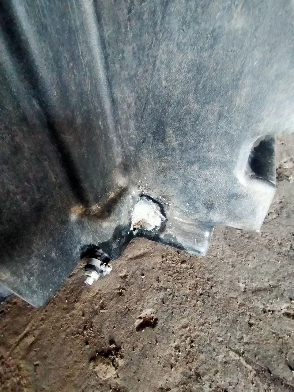 Foto 4 der Reparatur — Kraftstofftank-Reparatur Case 340 — Beschädigter Befestigungspunkt