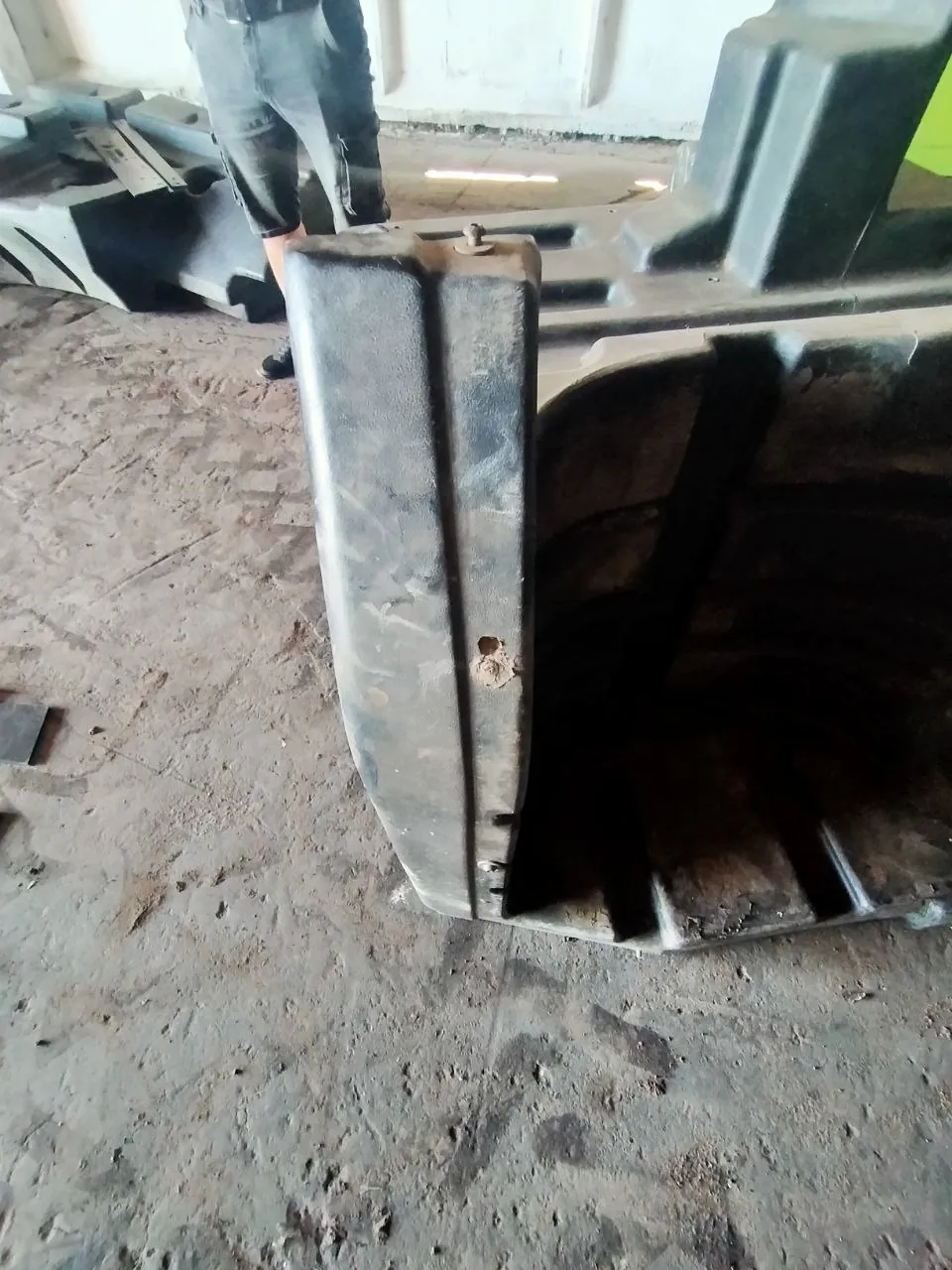 Foto 5 der Reparatur — Kraftstofftank-Reparatur Case 340 — Beschädigter Befestigungspunkt
