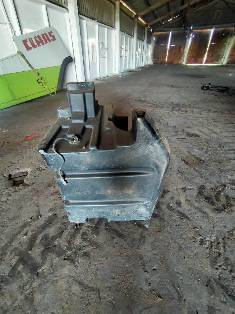 Foto 6 der Reparatur — Kraftstofftank-Reparatur Case 340 — Beschädigter Befestigungspunkt