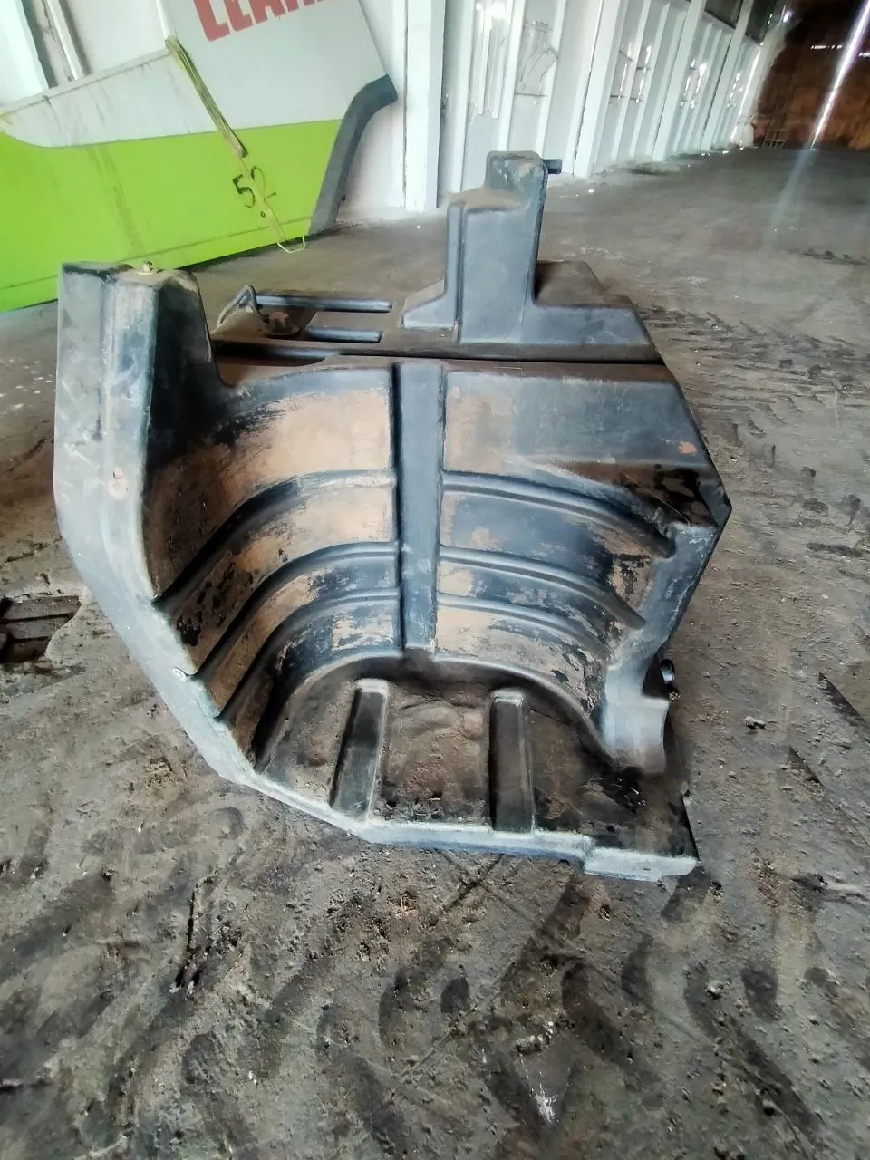 Foto 7 der Reparatur — Kraftstofftank-Reparatur Case 340 — Beschädigter Befestigungspunkt