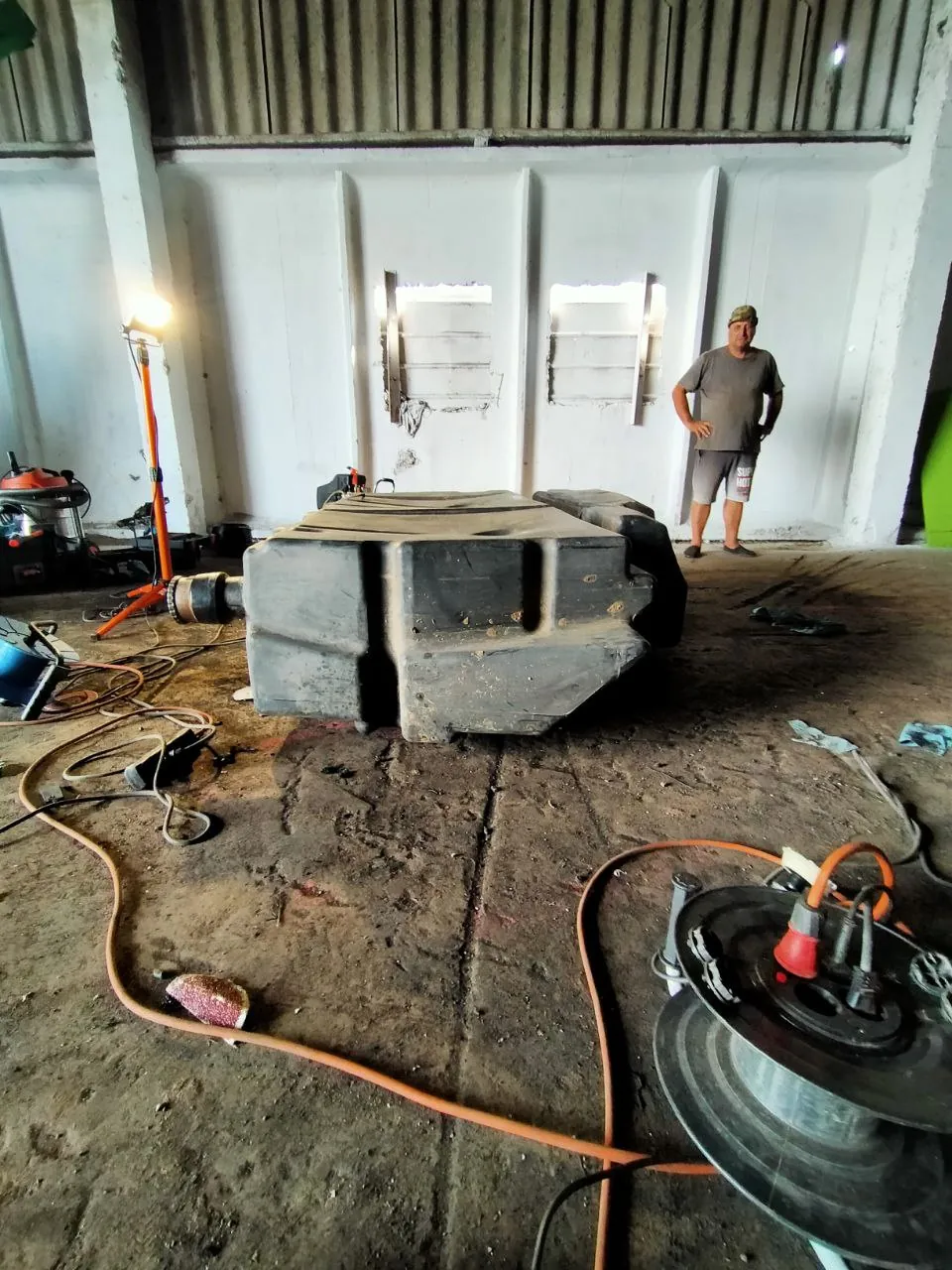 Foto 11 der Reparatur — Kraftstofftank-Reparatur Case 340 — Beschädigter Befestigungspunkt