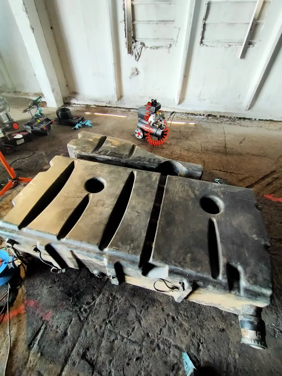 Foto 16 der Reparatur — Kraftstofftank-Reparatur Case 340 — Beschädigter Befestigungspunkt