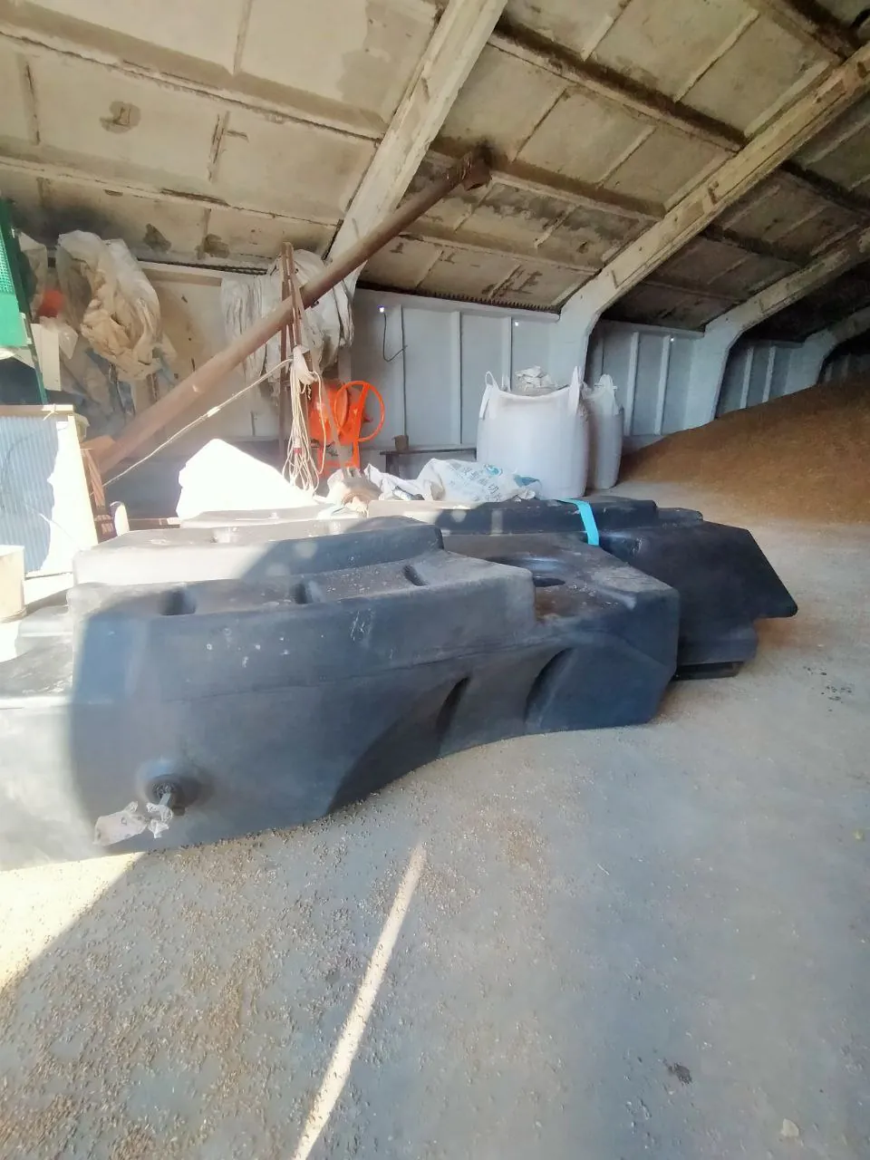 Foto 2 der Reparatur — Kraftstofftank-Reparatur Claas Lexion 550 — Risse an den typischen Stellen