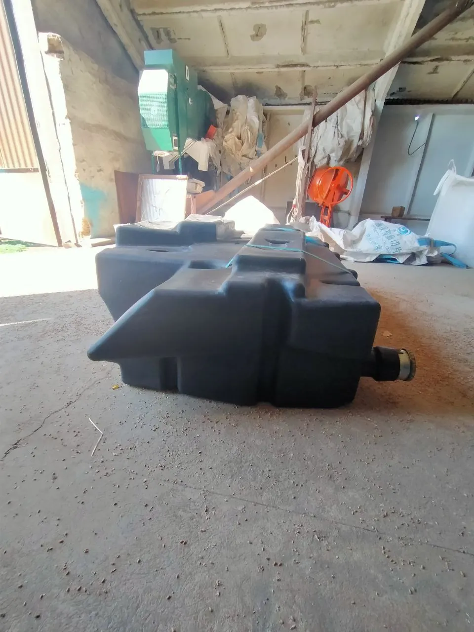 Foto 3 der Reparatur — Kraftstofftank-Reparatur Claas Lexion 550 — Risse an den typischen Stellen