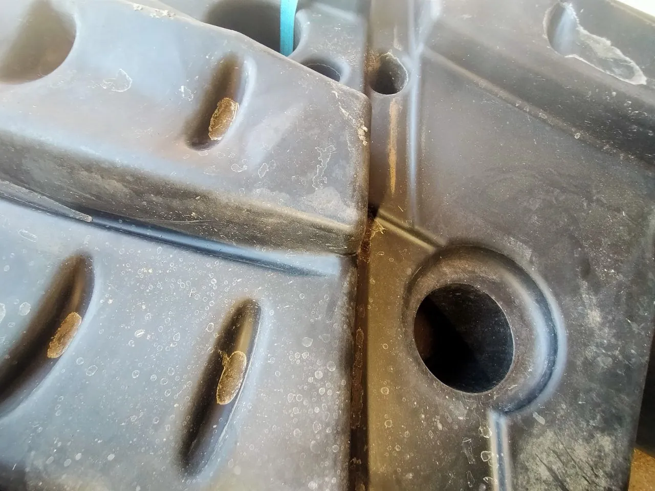 Foto 5 der Reparatur — Kraftstofftank-Reparatur Claas Lexion 550 — Risse an den typischen Stellen
