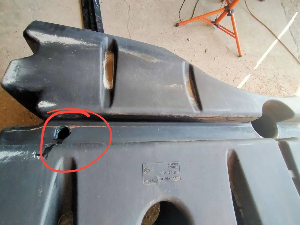 Foto 11 der Reparatur — Kraftstofftank-Reparatur Claas Lexion 550 — Risse an den typischen Stellen
