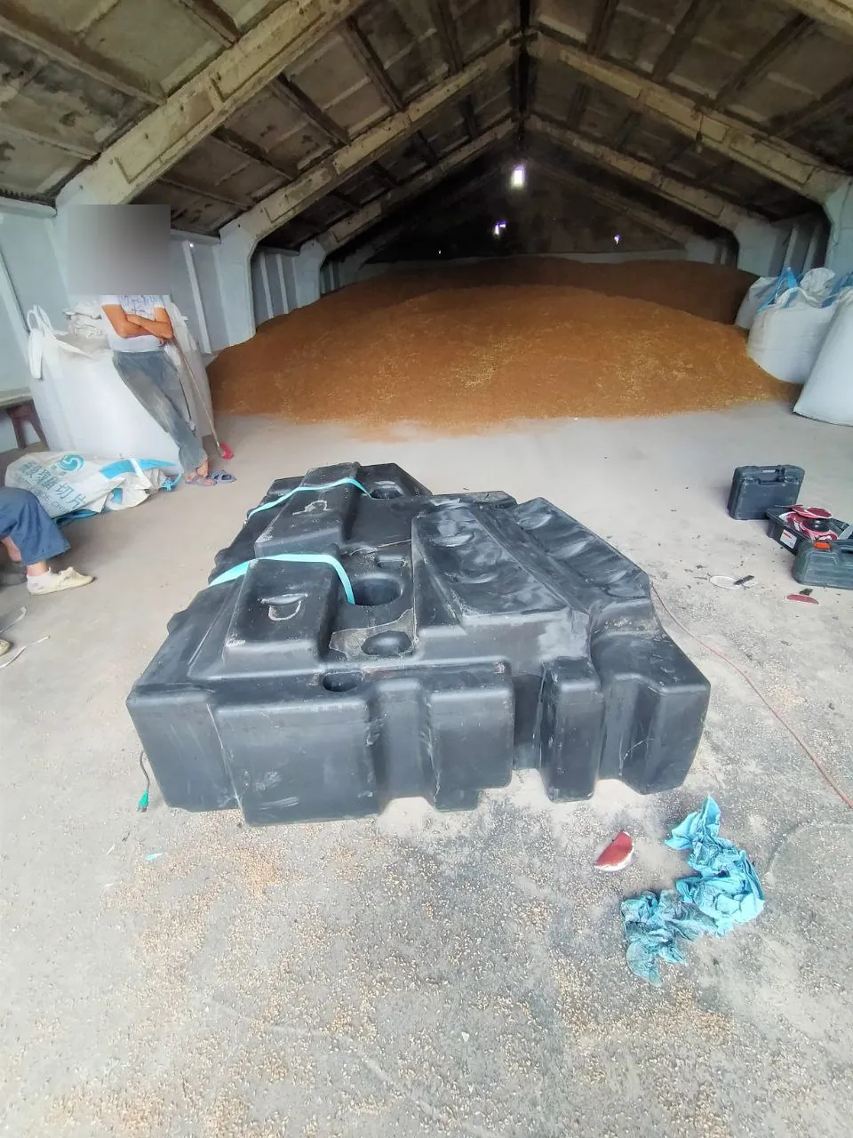 Foto 14 der Reparatur — Kraftstofftank-Reparatur Claas Lexion 550 — Risse an den typischen Stellen