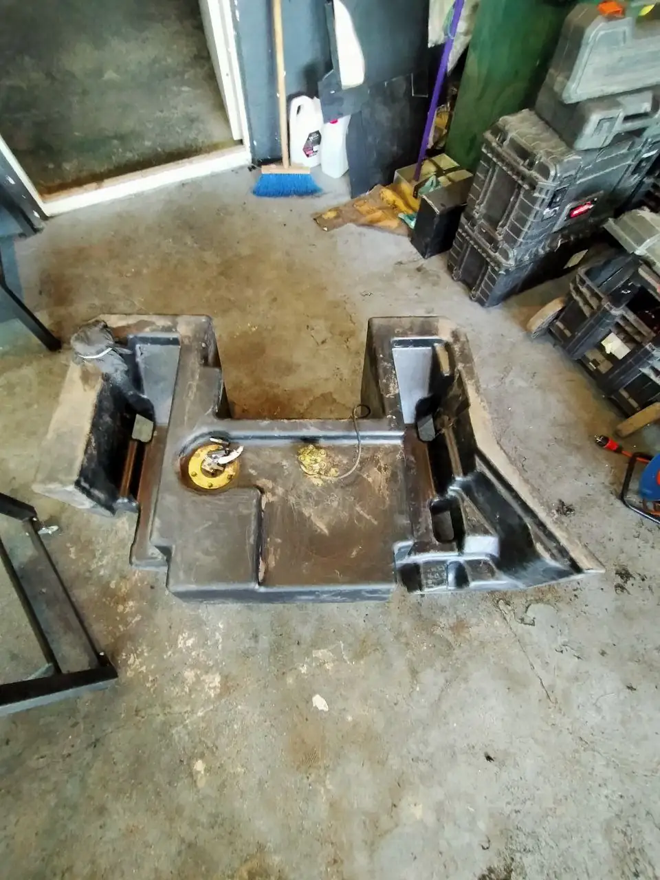 Foto 17 der Reparatur — Kraftstofftank-Reparatur JCB — Durchstoßen – Loch an der Ecke