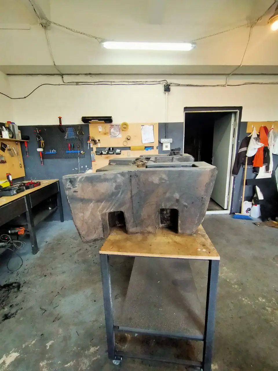 Foto 14 der Reparatur — Kraftstofftank-Reparatur JCB — Durchstoßen – Loch an der Ecke