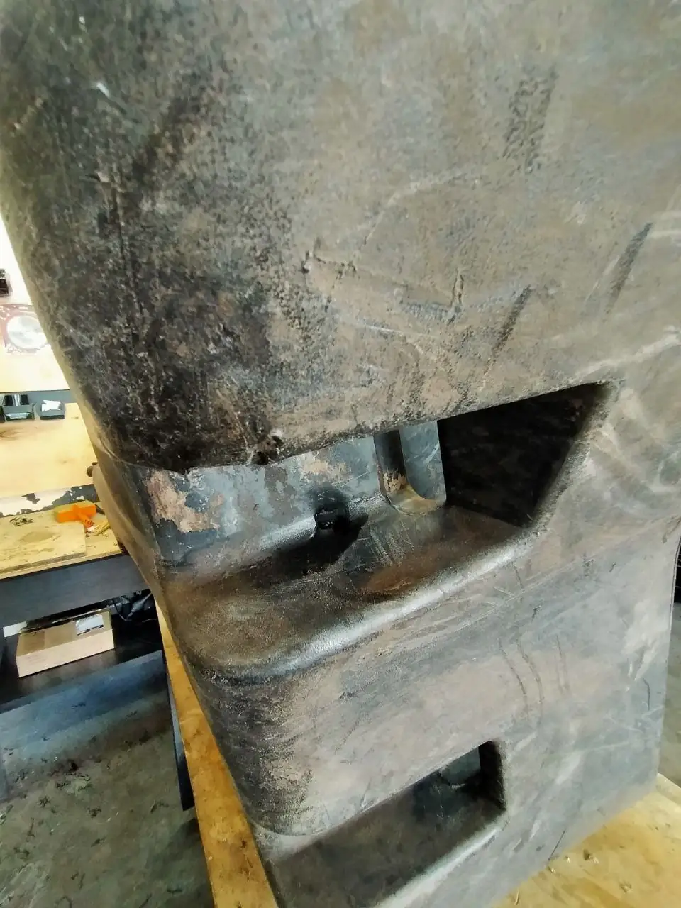 Foto 13 der Reparatur — Kraftstofftank-Reparatur JCB — Durchstoßen – Loch an der Ecke