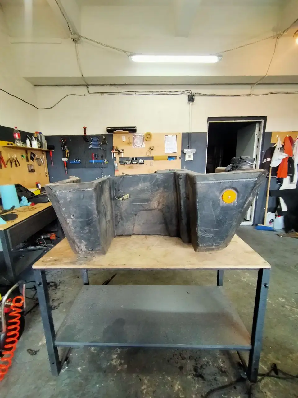 Foto 12 der Reparatur — Kraftstofftank-Reparatur JCB — Durchstoßen – Loch an der Ecke