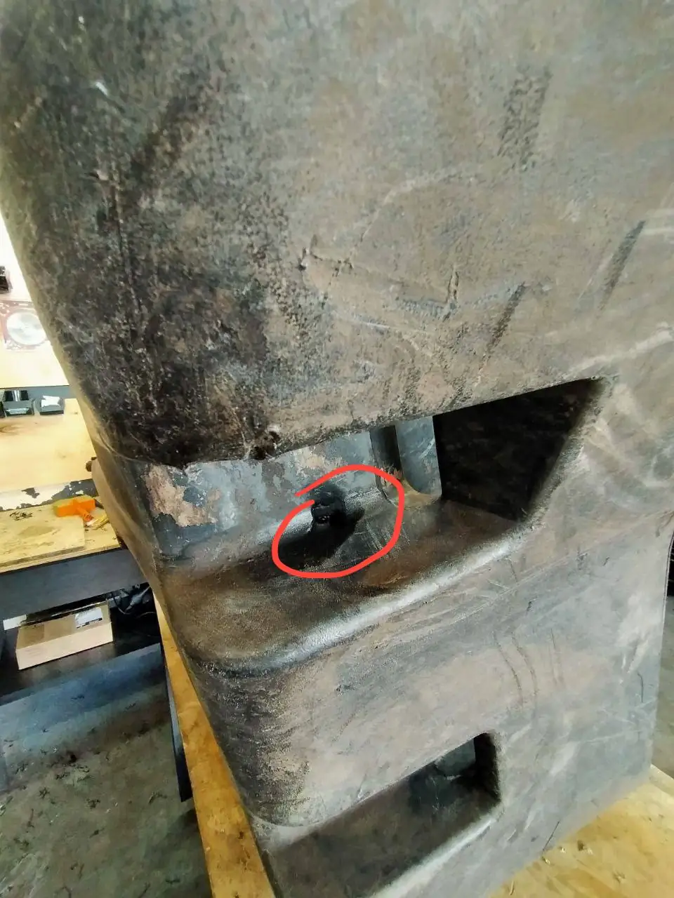 Foto 9 der Reparatur — Kraftstofftank-Reparatur JCB — Durchstoßen – Loch an der Ecke