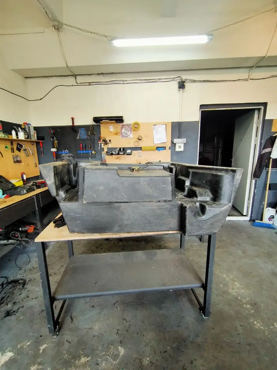 Foto 8 der Reparatur — Kraftstofftank-Reparatur JCB — Durchstoßen – Loch an der Ecke