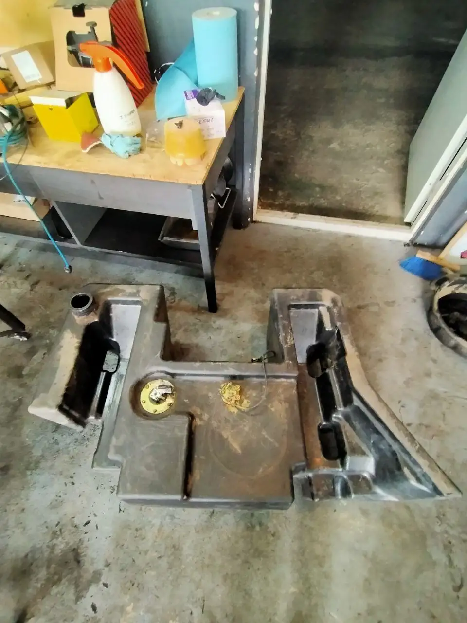 Foto 7 der Reparatur — Kraftstofftank-Reparatur JCB — Durchstoßen – Loch an der Ecke