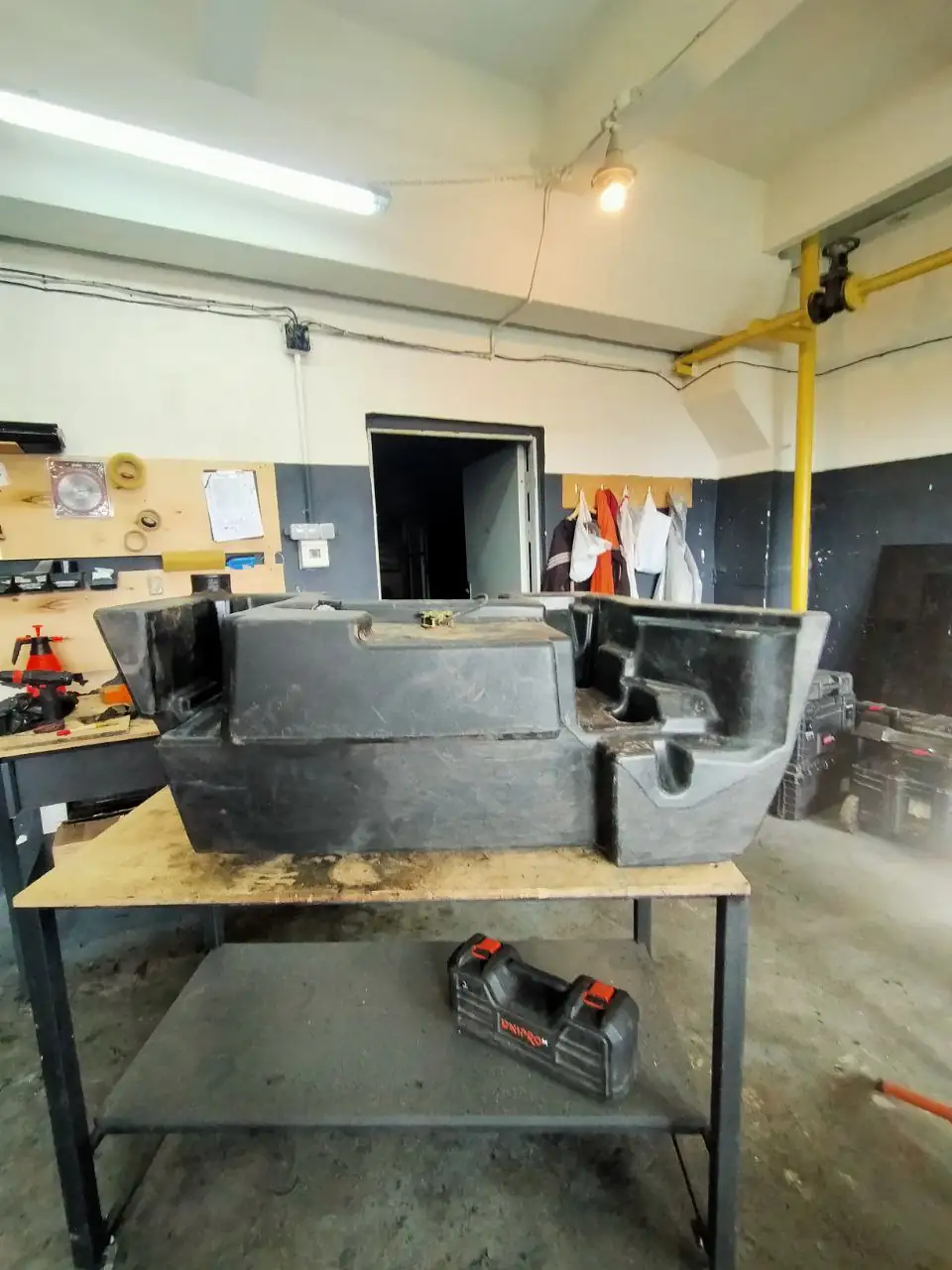 Foto 6 der Reparatur — Kraftstofftank-Reparatur JCB — Durchstoßen – Loch an der Ecke