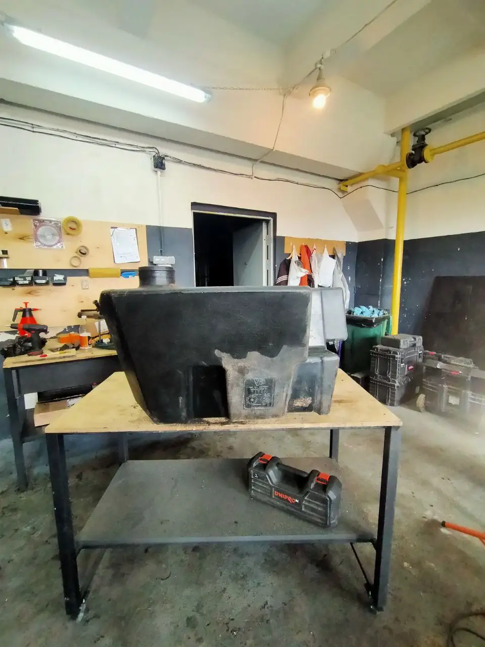 Foto 5 der Reparatur — Kraftstofftank-Reparatur JCB — Durchstoßen – Loch an der Ecke