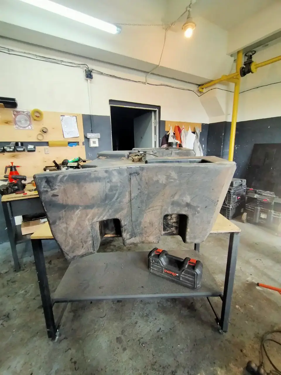 Foto 3 der Reparatur — Kraftstofftank-Reparatur JCB — Durchstoßen – Loch an der Ecke