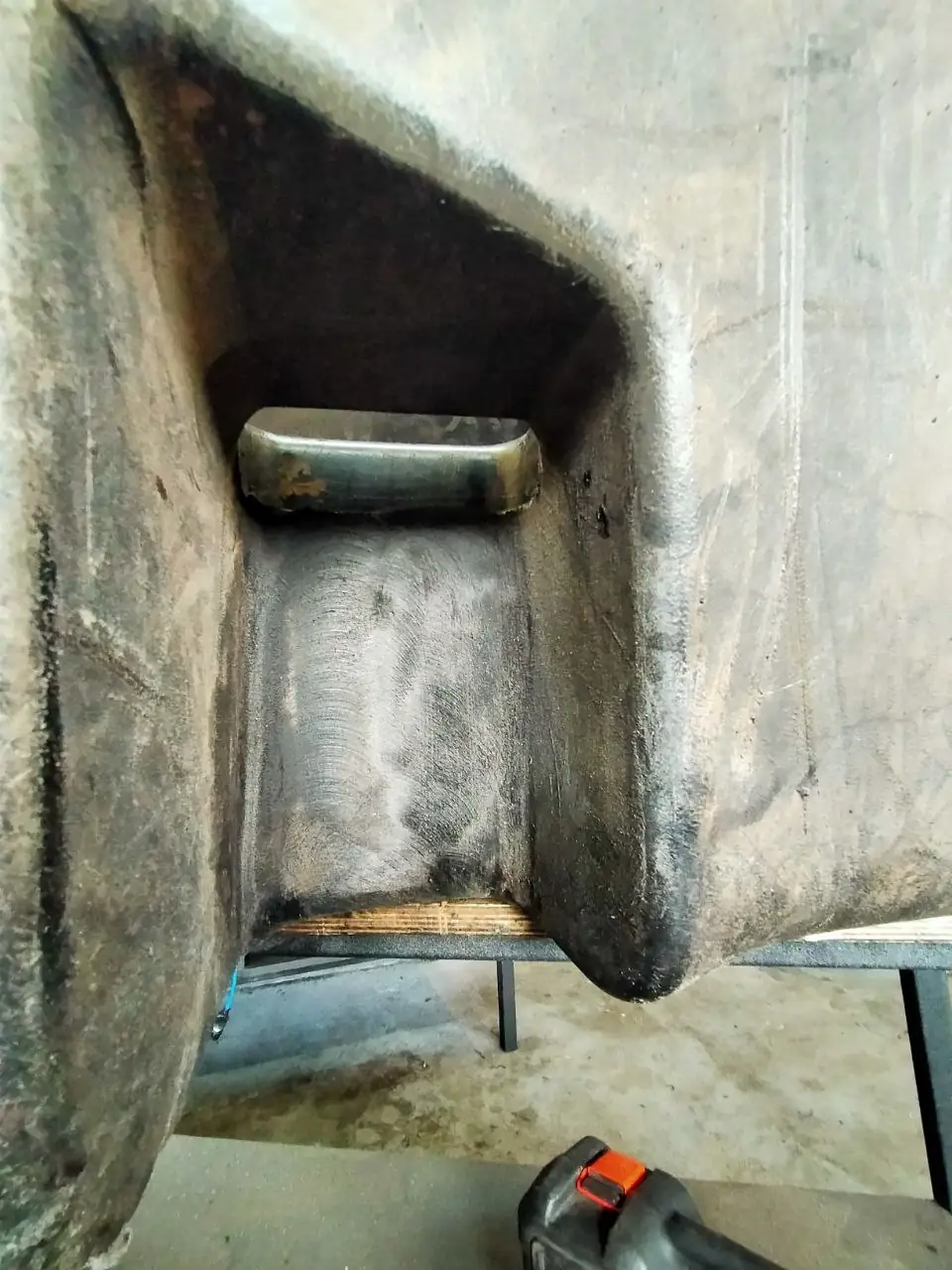 Foto 2 der Reparatur — Kraftstofftank-Reparatur JCB — Durchstoßen – Loch an der Ecke