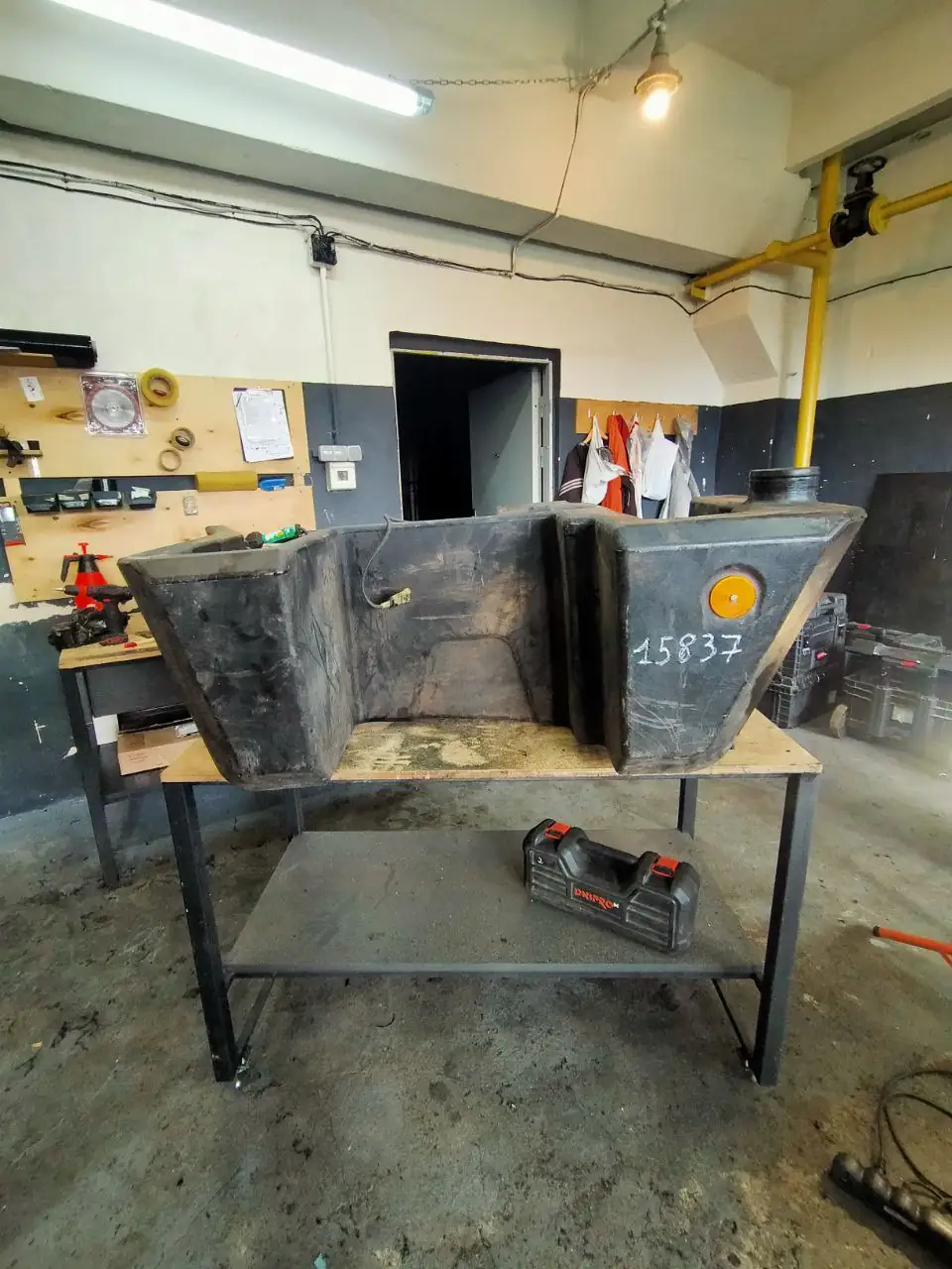 Foto 1 der Reparatur — Kraftstofftank-Reparatur JCB — Durchstoßen – Loch an der Ecke