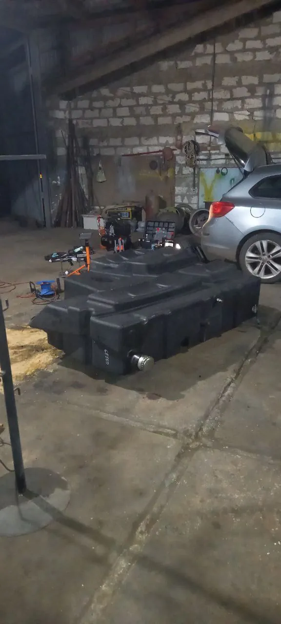 Foto 14 der Reparatur — Kraftstofftank-Reparatur Claas Lexion 580 — Riss an der typischen Schwachstelle